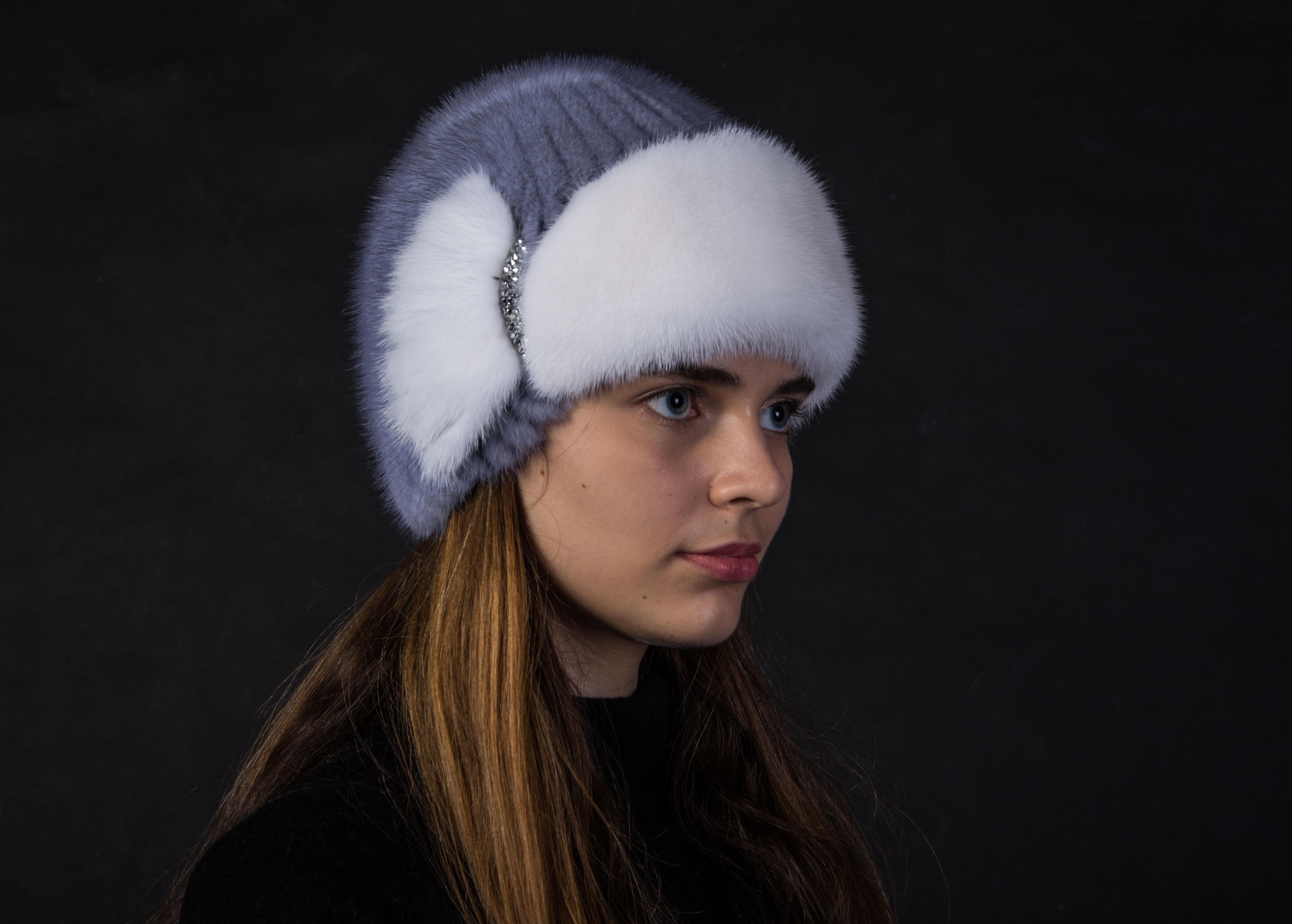 Зимняя женская шапка Меховой стиль Лобик из вязаной натуральной норки Сапфир/Белый M-L (132/1/M)