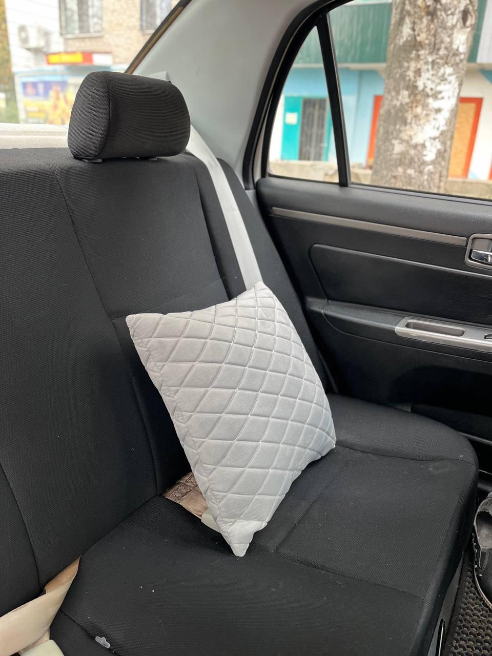 Подушка под голову в машину из алькантары 45х45 см Светло-серый (24167331) - фото 3