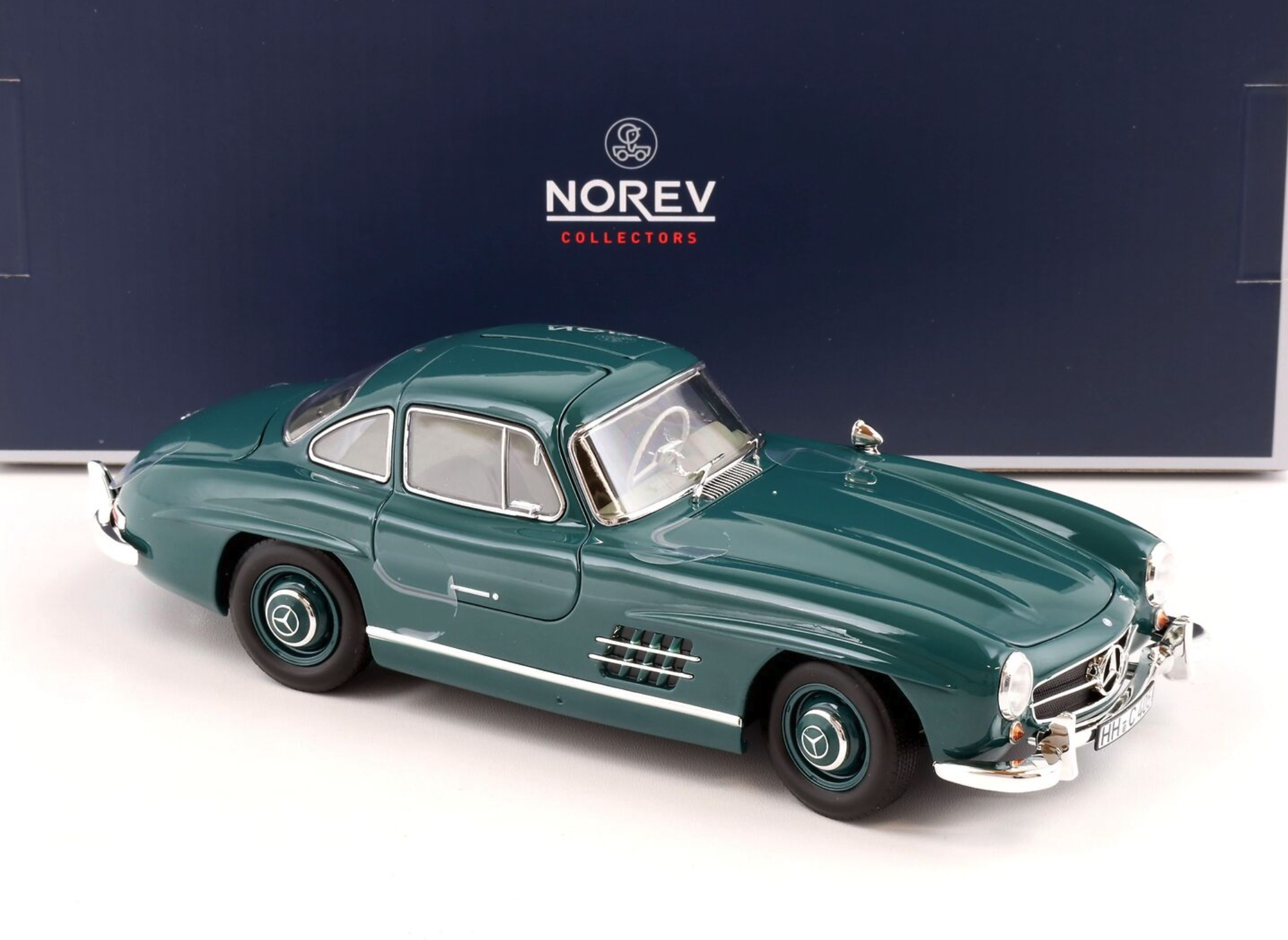 Модель автомобиля Norev 1:18 Mercedes-Benz 300 SL W198 Gullwing 1954 Green (183851) - фото 3