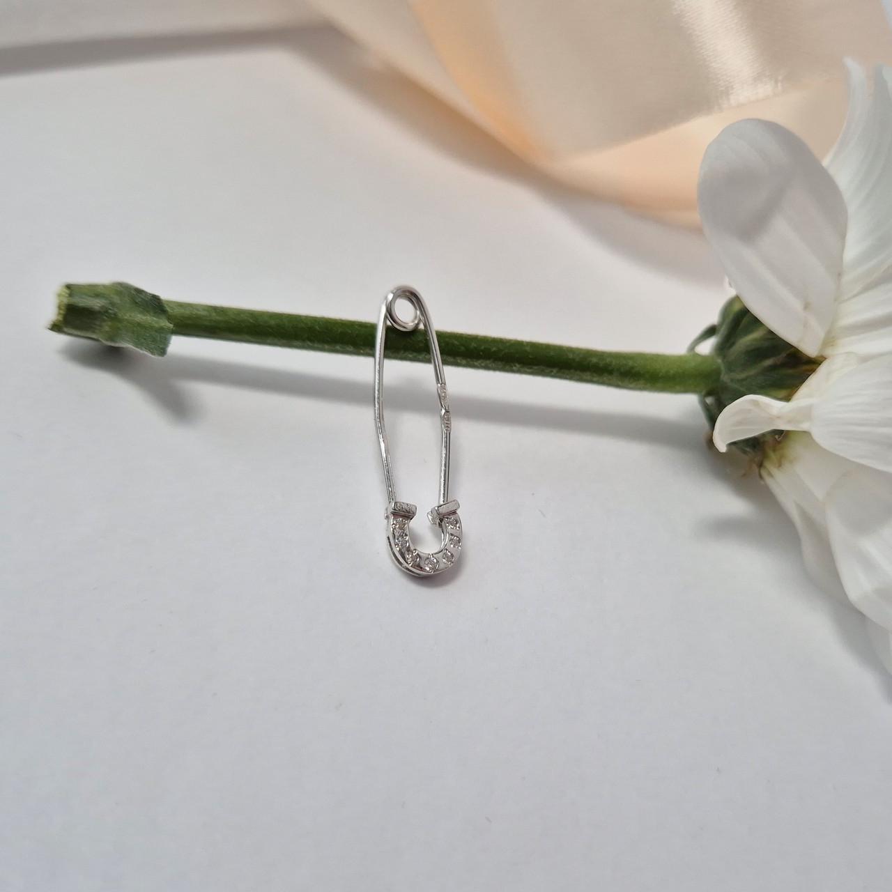 Булавка булавка подкова в белых камнях серебро 925 пробы родированное 0,90 г (7039р) Булавка булавка подкова в белых камнях серебро 925 пробы родированное 0,90 г (7039р)