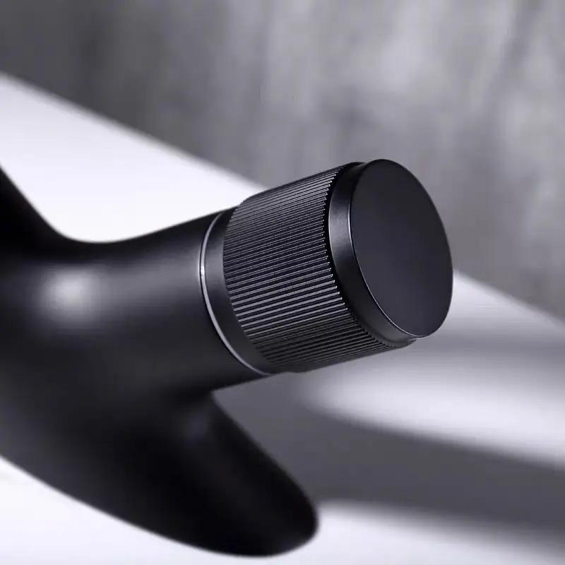 Змішувач дизайнерський для умивальника з латуні з водоспадом для раковини з 1 вентелем Чорний - фото 5