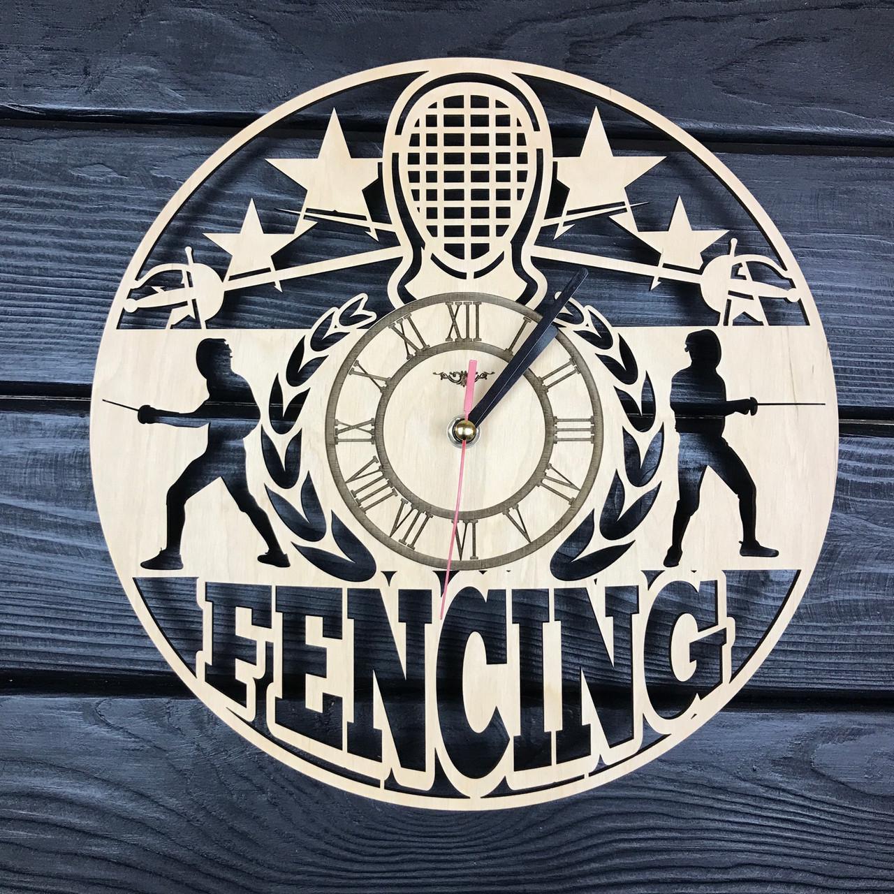 Часы дизайнерские настенные деревянные Фехтование