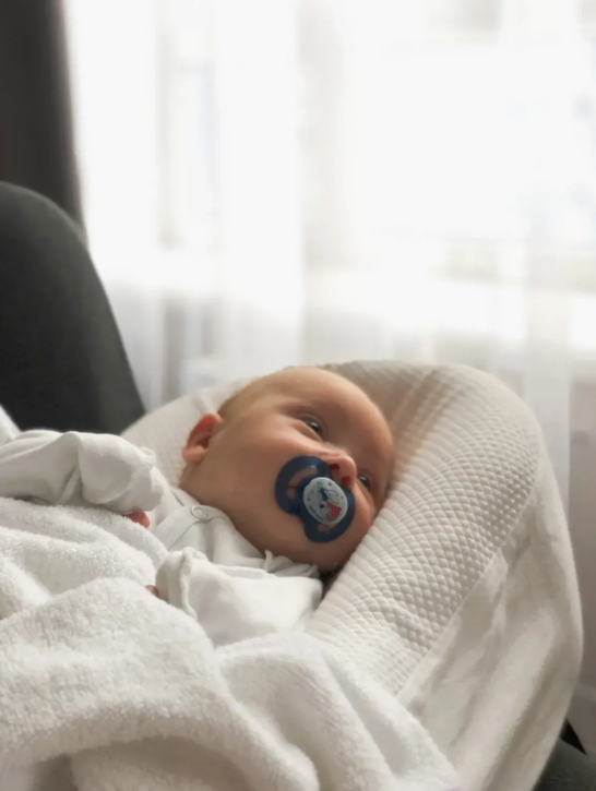 Пустушка силіконова Baby Nova ортодонтична нічна 0-6 міс. 1 шт. Блакитний (143927) - фото 3 Пустушка силіконова Baby Nova ортодонтична нічна 0-6 міс. 1 шт. Блакитний (143927) - фото 3