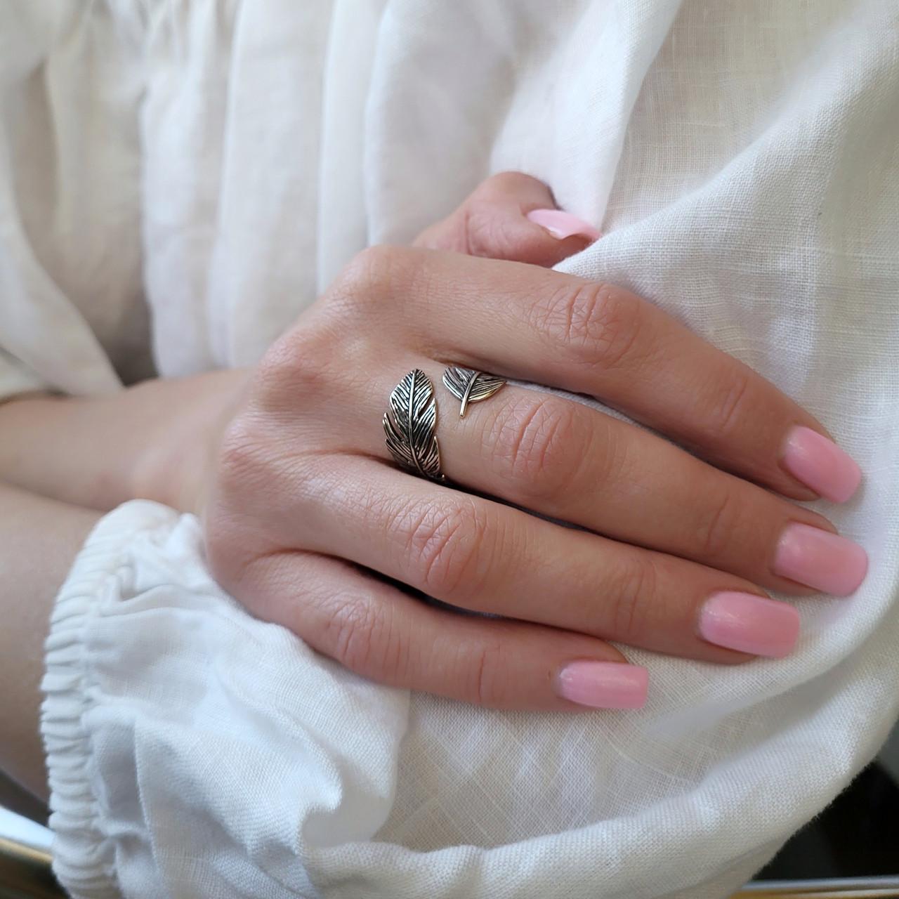 Каблучка широка без каменів Пір'я чорнене срібло 925 проби 3,60 г р. 19 (81061) - фото 4