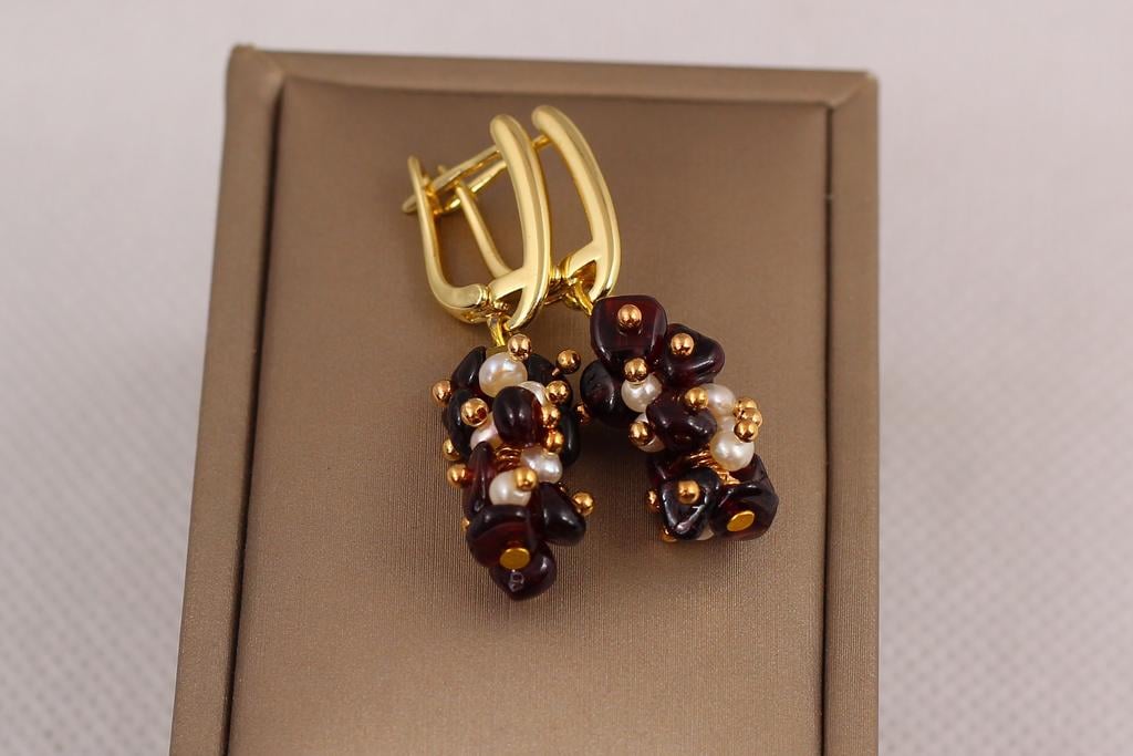 Серьги подвески Гроно из натурального граната с речными жемчужинами 4 см Золотистый (30088861)