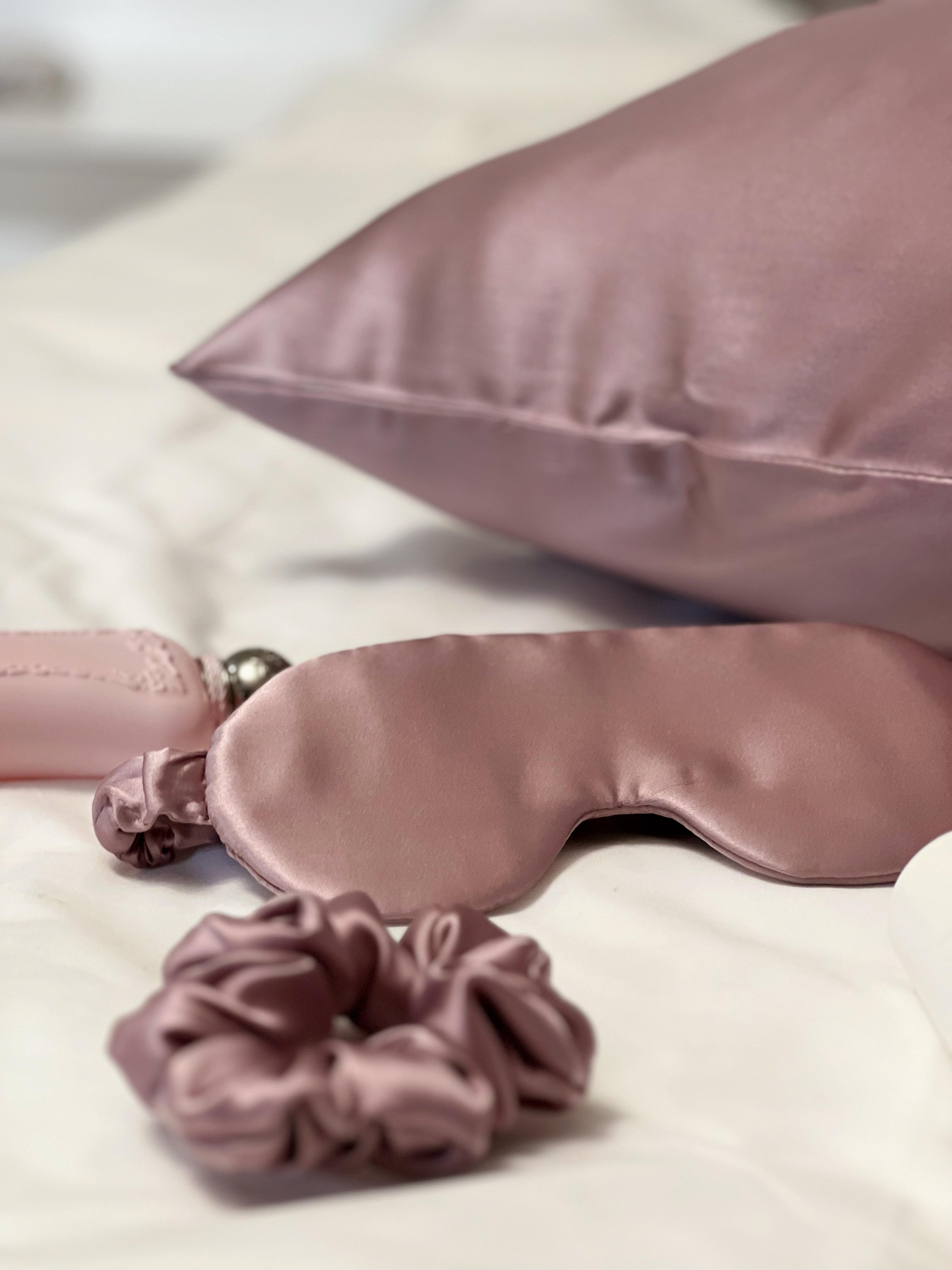 Набір для сну шовковий HYGG Silk Moon маска/резинка для волосся/наволочка Пудровий (396339)