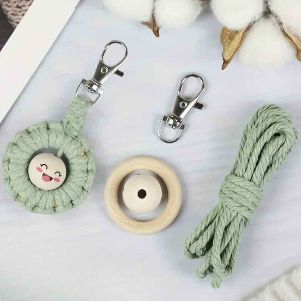 Набор макраме для рукоделия для ручного вязания брелока для ключей и аксессуаров 10х5 см Зеленый