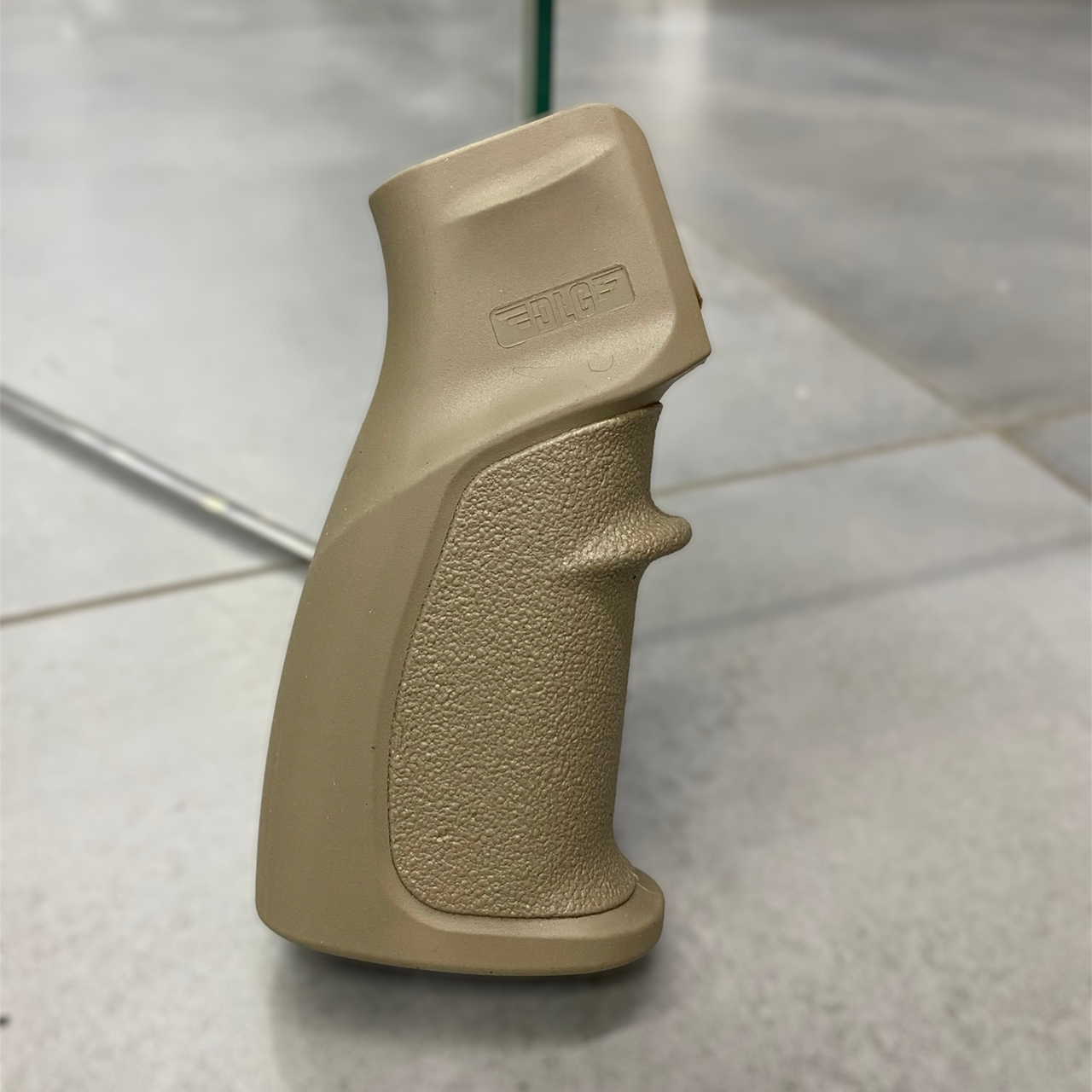 Рукоятка пистолетная для AR15 прорезиненная DLG TACTICAL DLG-106 с отсеком для батареек Койот (1794487287) Рукоятка пистолетная для AR15 прорезиненная DLG TACTICAL DLG-106 с отсеком для батареек Койот (1794487287)