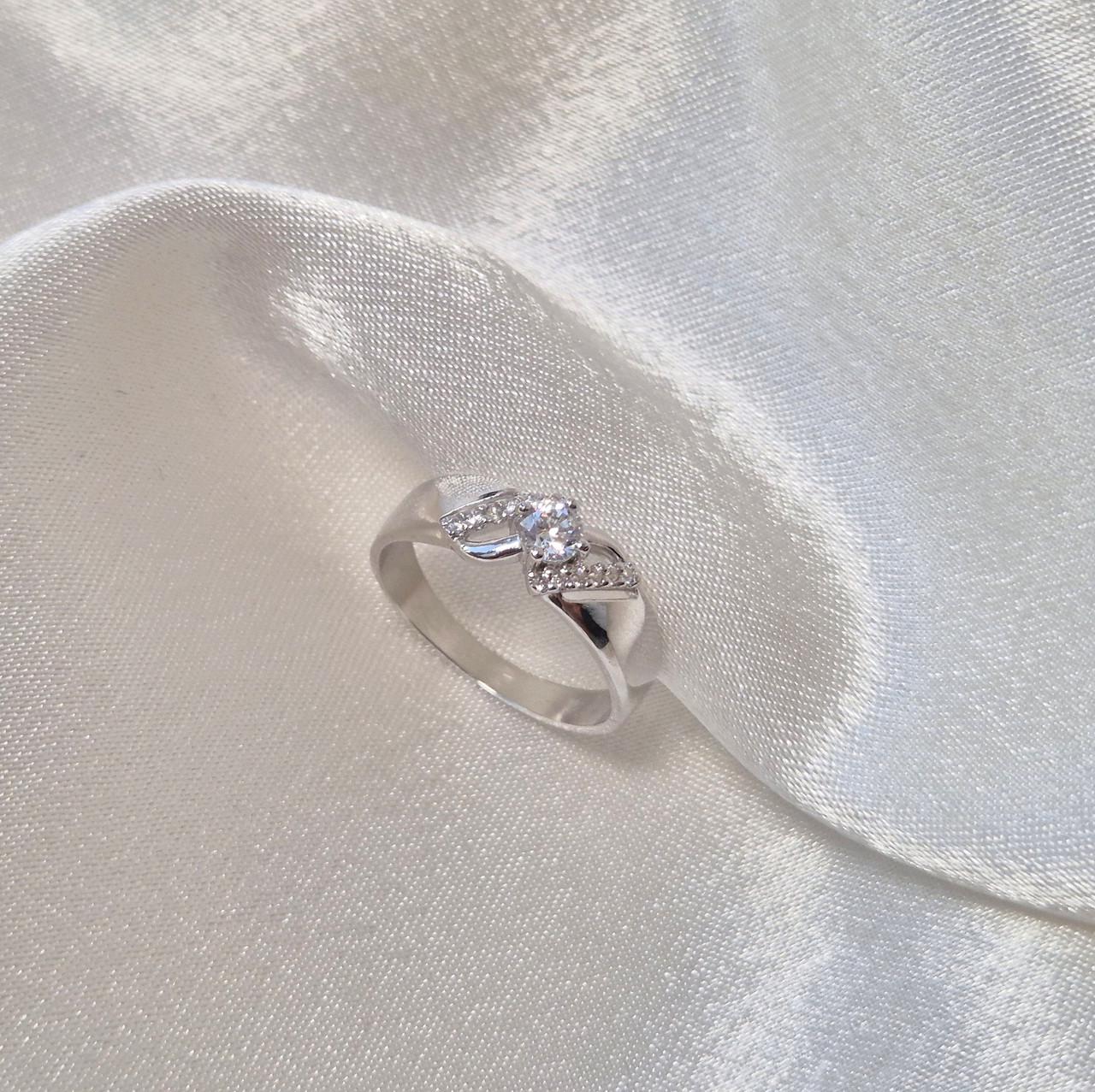 Кольцо с белыми камнями серебро 925 пробы родированное 2,50 г р. 18 (4033р)