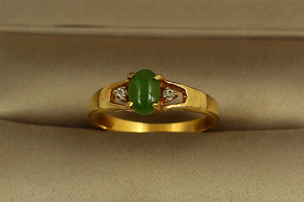 Кольцо малый камень нефрит два циркона р. 19 Золотистый (30545946)