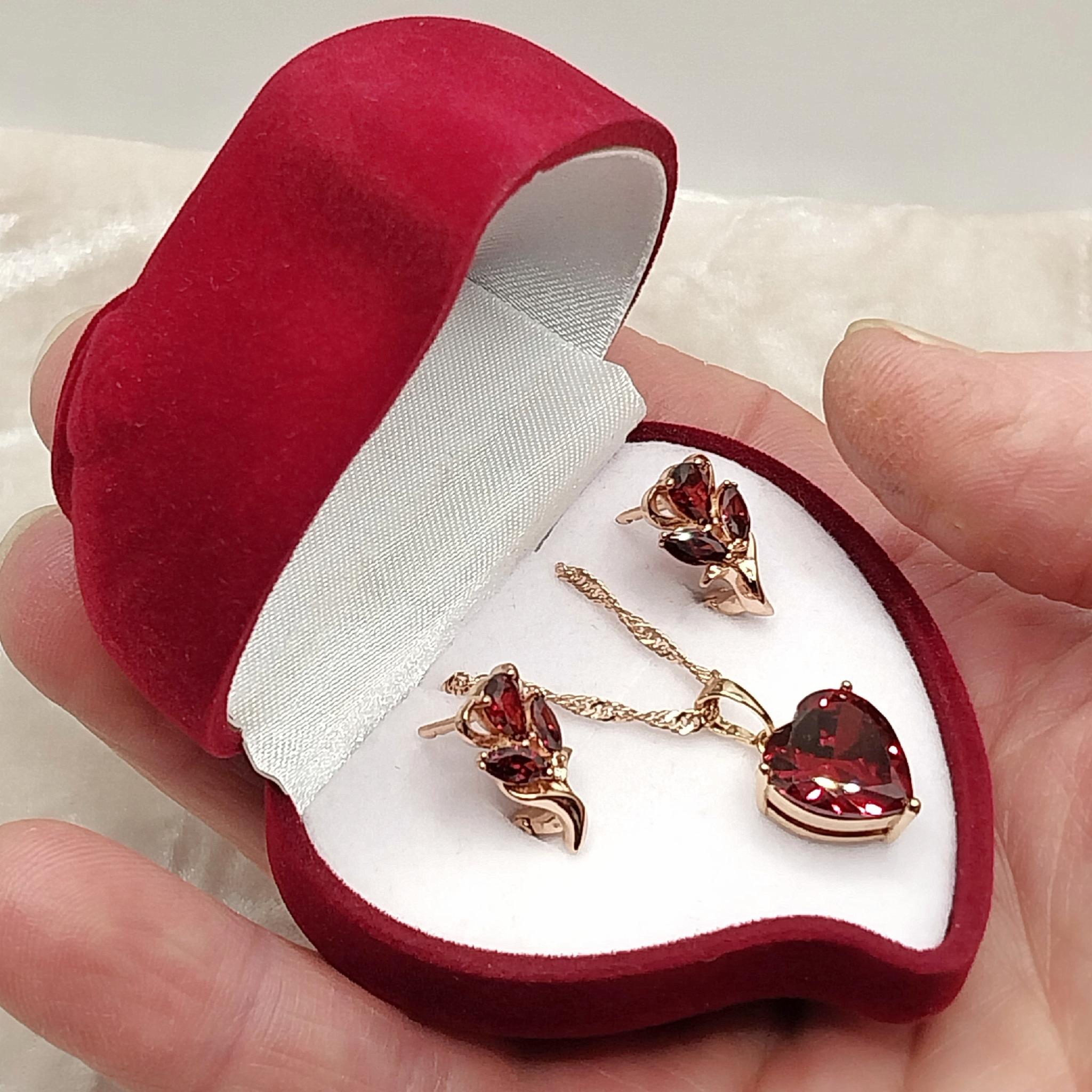 Набір прикрас сережки та кольє з цирконами сяйво рубінів у золоті ювелірний сплав (77132726) - фото 3 Набір прикрас сережки та кольє з цирконами сяйво рубінів у золоті ювелірний сплав (77132726) - фото 3