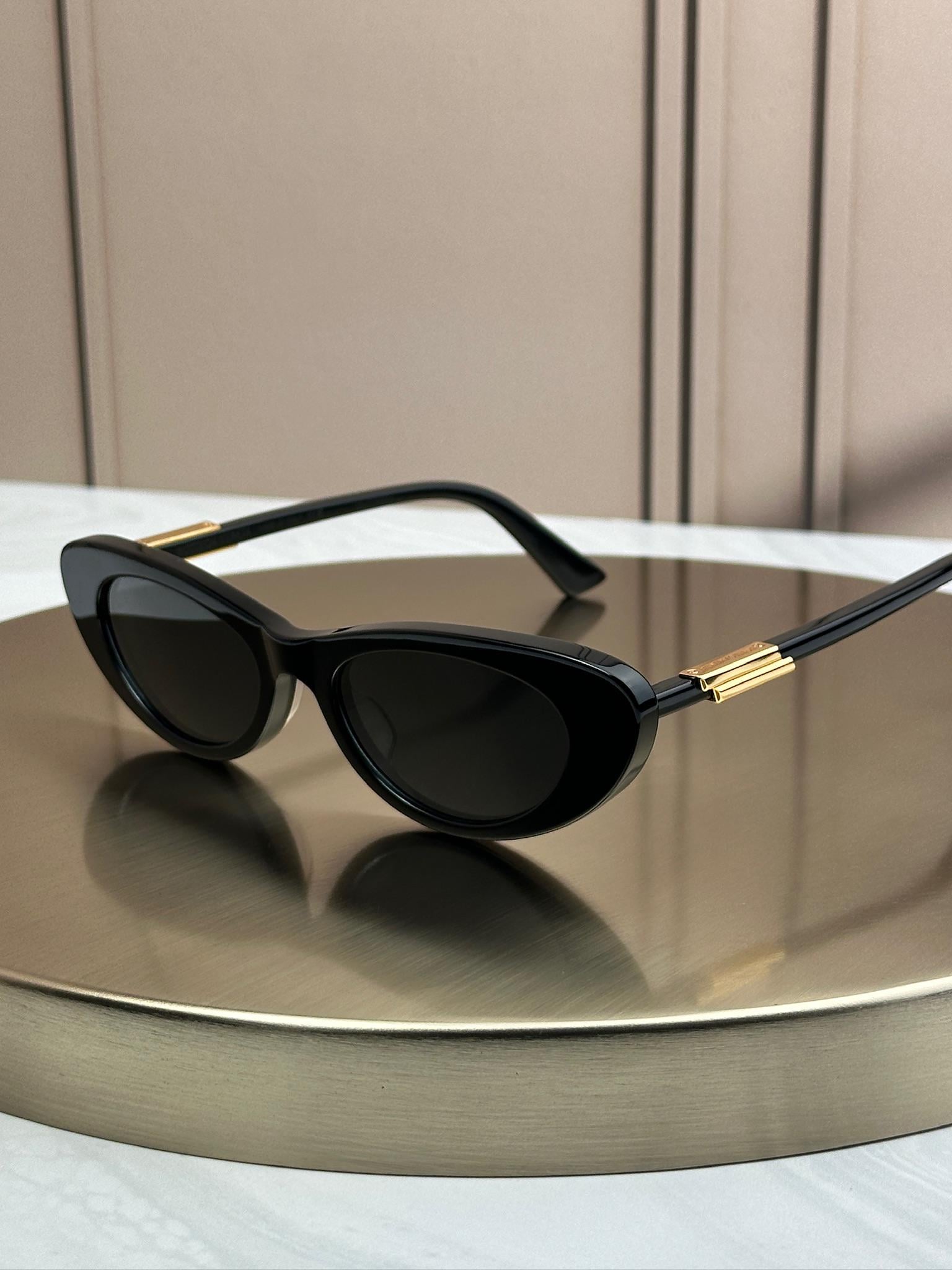 Солнцезащитные очки Bottega Veneta BV1447S узкие кошачий глаз темная линза женские Черный Солнцезащитные очки Bottega Veneta BV1447S узкие кошачий глаз темная линза женские Черный