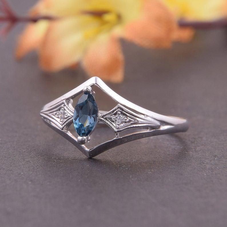 Кільце з білого золота з топазом London Blue (2248339450)