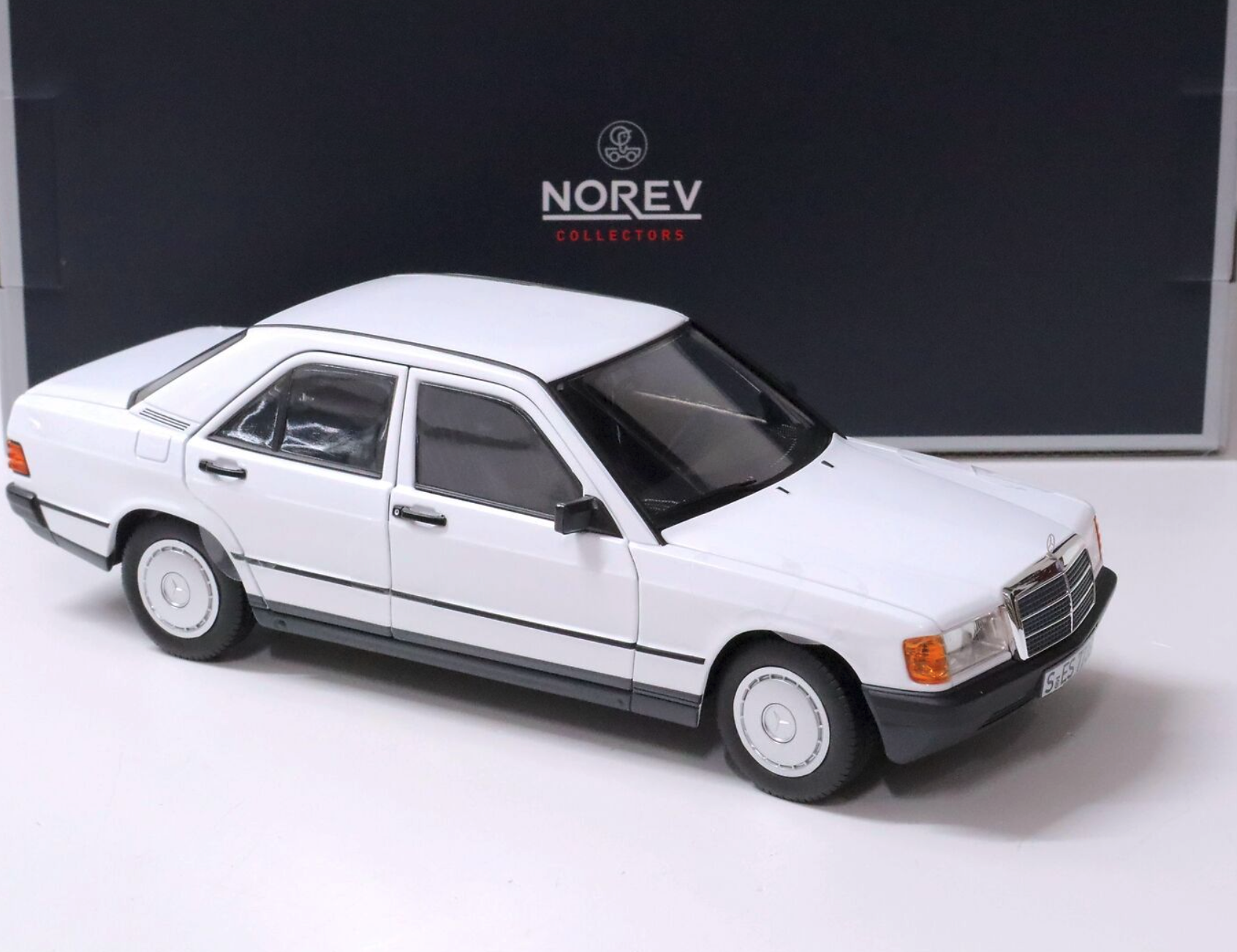 Модель автомобиля 1:18 Norev Mercedes-Benz 190E W201 White (183820) - фото 4 Модель автомобиля 1:18 Norev Mercedes-Benz 190E W201 White (183820) - фото 4