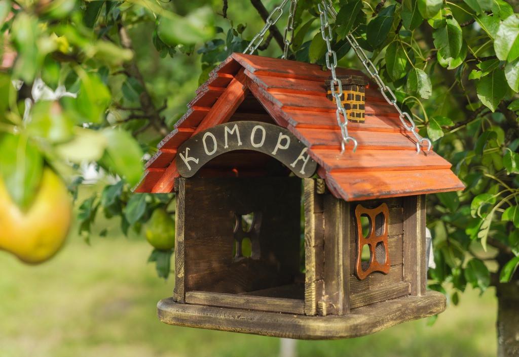 Кормушка для птиц подвесная Комора из древесины 29×27×34 см - фото 10 Кормушка для птиц подвесная Комора из древесины 29×27×34 см - фото 10