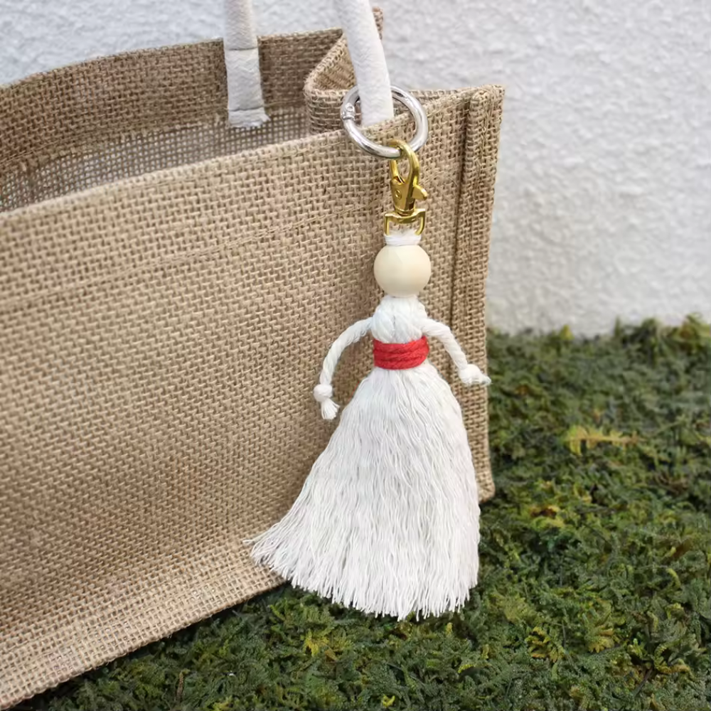 Набор макраме для рукоделия и творчества для ручной вязки и плетения брелока Куколка для ключей и аксессуаров Белый с красным