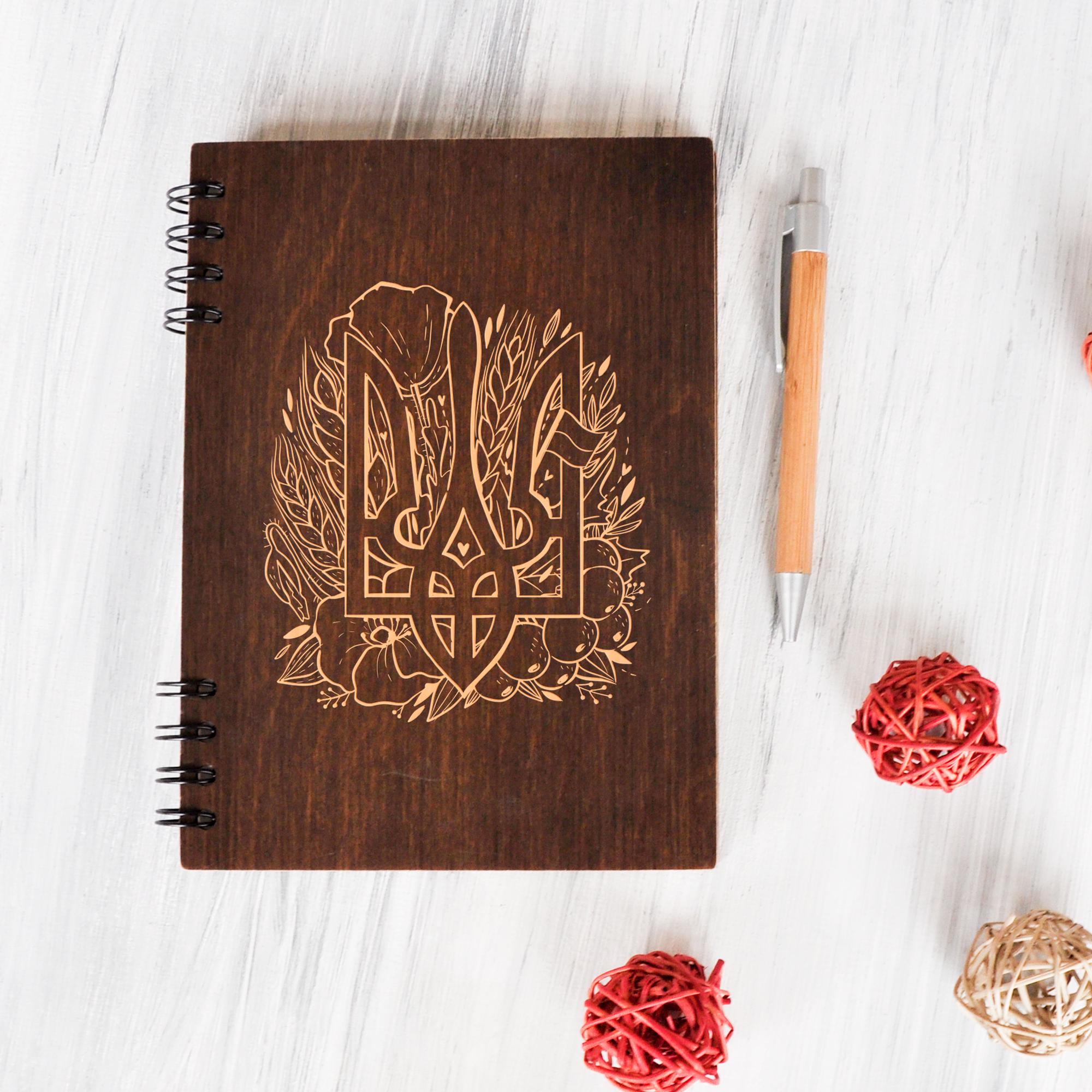 Патріотичний блокнот із гравіюванням герба України WoodPresentStudio 80 аркушів в клітинку слонова кістка Темне дерево