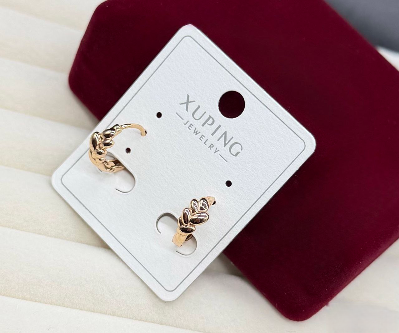 Серьги Xuping гипоаллергенное медицинское золото с нежным рельефным дизайном стильное украшение для ежедневного образа