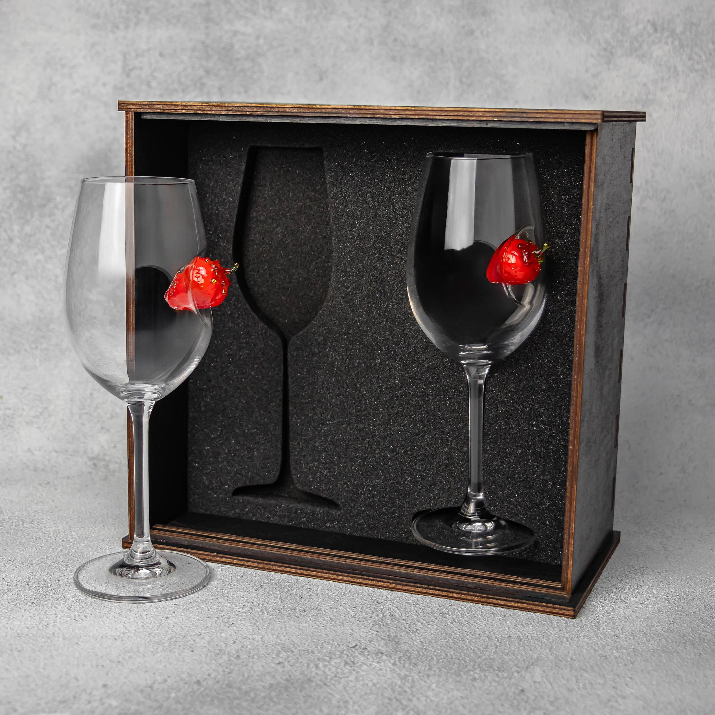 Бокалы для вина VSKLO с клубникой 350 мл 2 шт. (31516048)