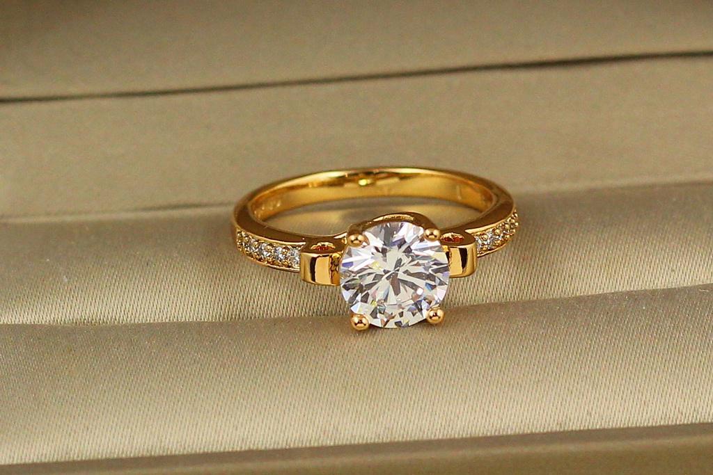 Кольцо Xuping Jewelry с белым камнем 8 мм и фианитами по бокам р. 18 Золотистый (1158449847)