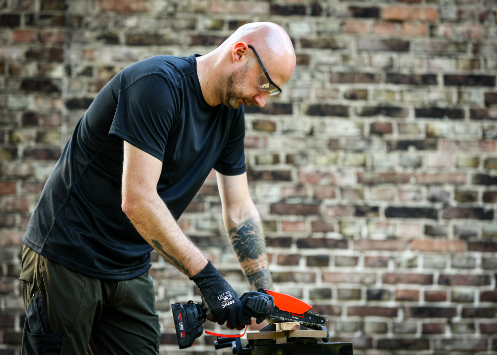 Пила аккумуляторная цепная мини Red Technic RTMPA0064 4"/6" 2 Ач 20 В - фото 7 Пила аккумуляторная цепная мини Red Technic RTMPA0064 4"/6" 2 Ач 20 В - фото 7