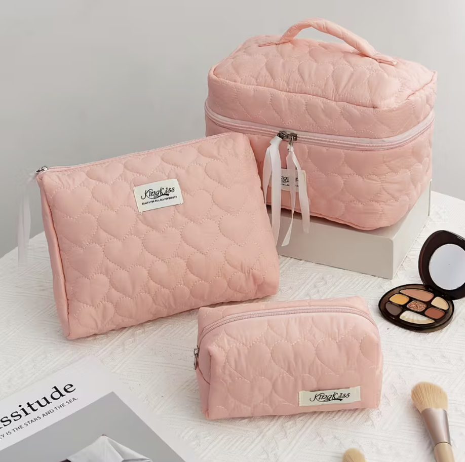 Набор женских косметичек дорожных Сердечки стеганые на молнии 3 шт. Розовый (33549823)