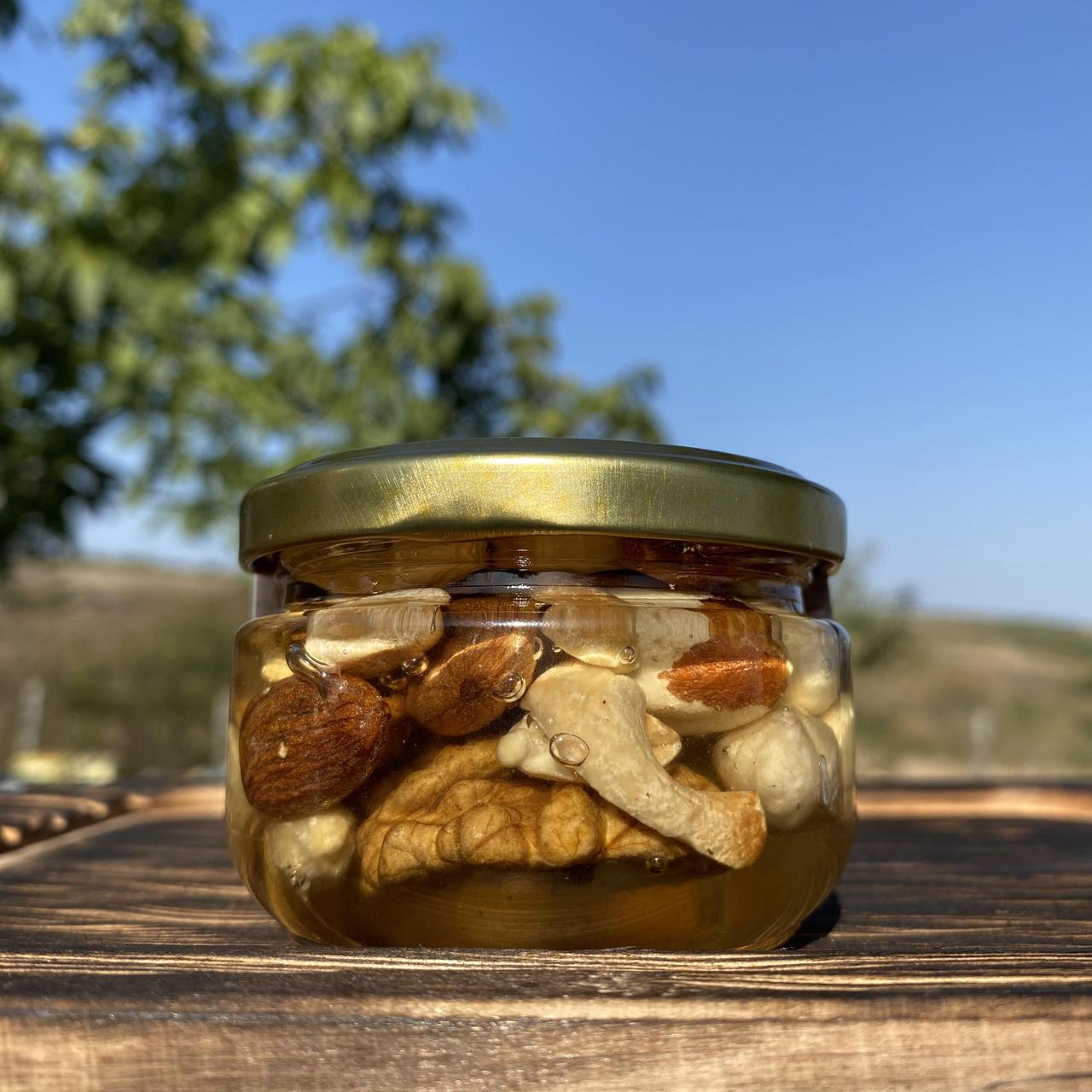 Мед акации с орехами Ассорти 0,1 л 140 г (1443242345)
