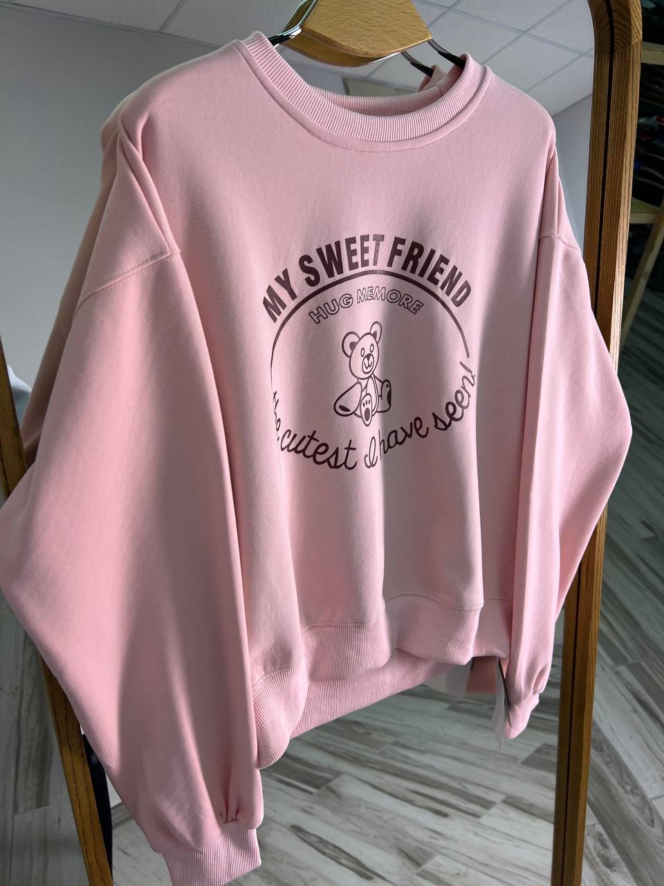 Свитшот женский A-N 25057 с рисунком мишкой впереди средней длины комфорт OS Розовый (3339) - фото 3 Свитшот женский A-N 25057 с рисунком мишкой впереди средней длины комфорт OS Розовый (3339) - фото 3
