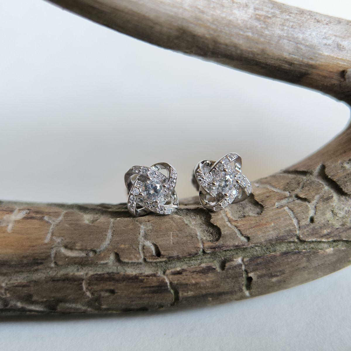 Серьги серебряные пусеты LoveR с круглой вставкой фианита и перекрестным рельефным обрамлением с дополнительной инкрустацией фианитов