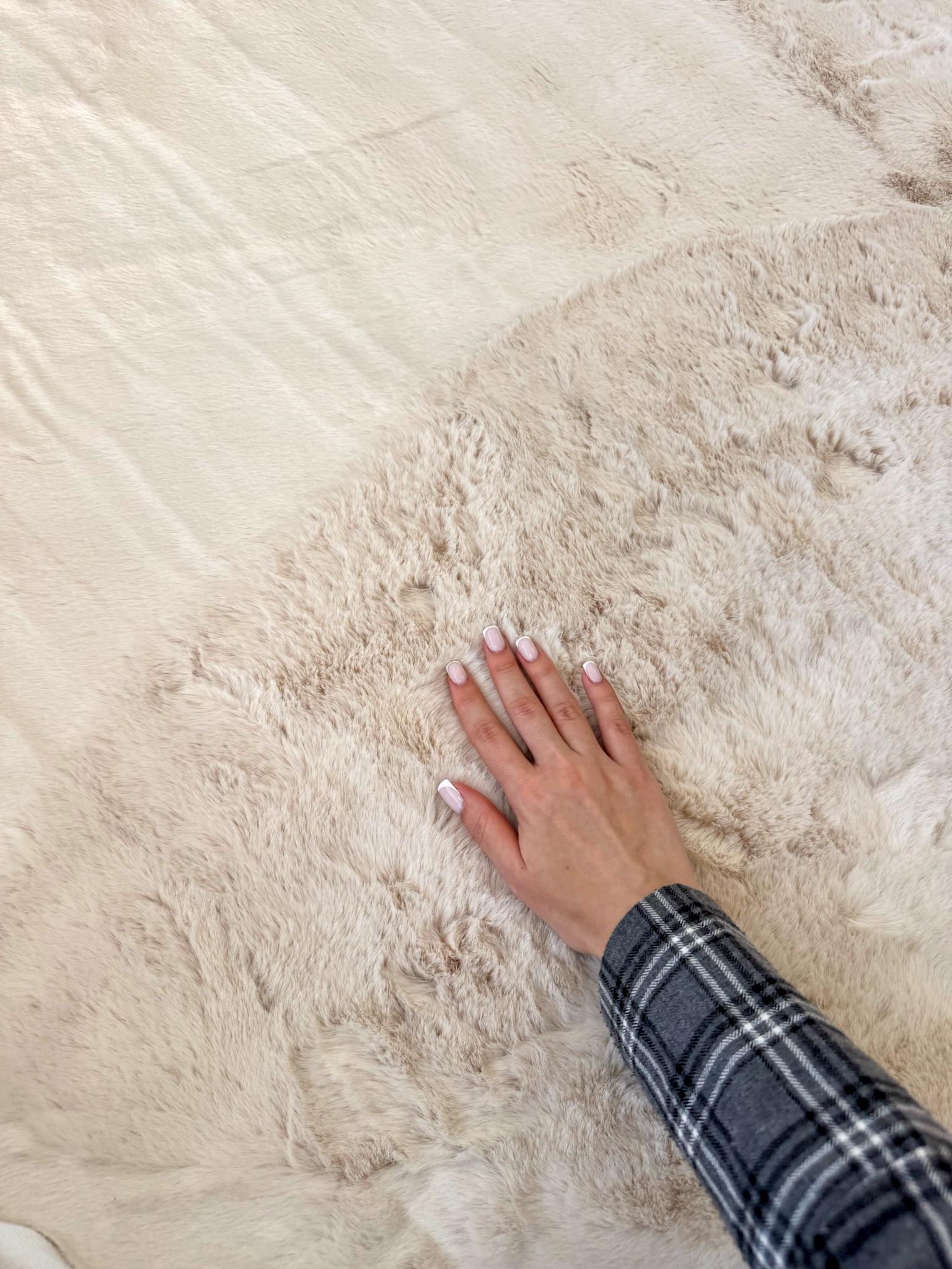 Килим круглий зі штучного хутра кролика 180 см Світло-кремовий - фото 3 Килим круглий зі штучного хутра кролика 180 см Світло-кремовий - фото 3