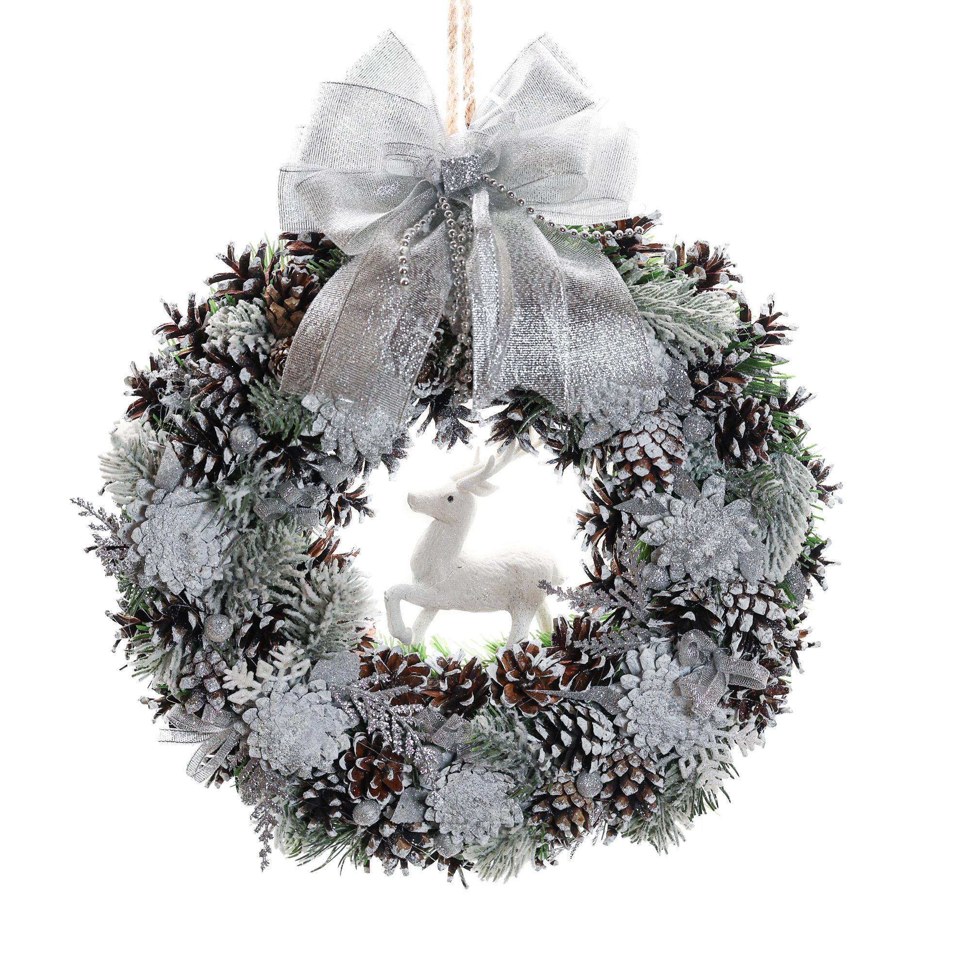 Рождественский венок ДАЙС из заснеженных шишек/игрушек и оленя 33 см (В3301-О)