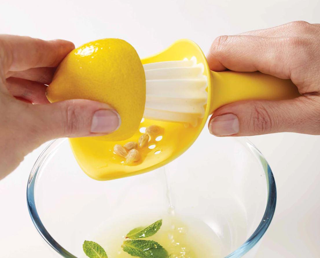 Ручний соковитискач для цитрусових Joseph Joseph Catcher 16,6х6,8х8,7 см Жовтий (20028) - фото 3