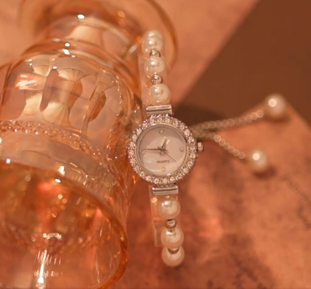 Наручний кварцовий годинник з регульованим браслетом із перлин та стразами Сріблястий (2690598356) - фото 9 Наручний кварцовий годинник з регульованим браслетом із перлин та стразами Сріблястий (2690598356) - фото 9