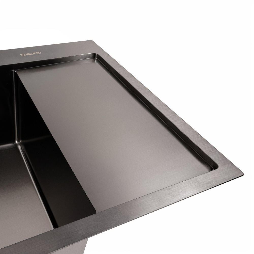 Мийка кухонна Valeso Handmade CM 65х50 L PVD круглий сифон 3,0/0,8 мм Чорний - фото 3 Мийка кухонна Valeso Handmade CM 65х50 L PVD круглий сифон 3,0/0,8 мм Чорний - фото 3