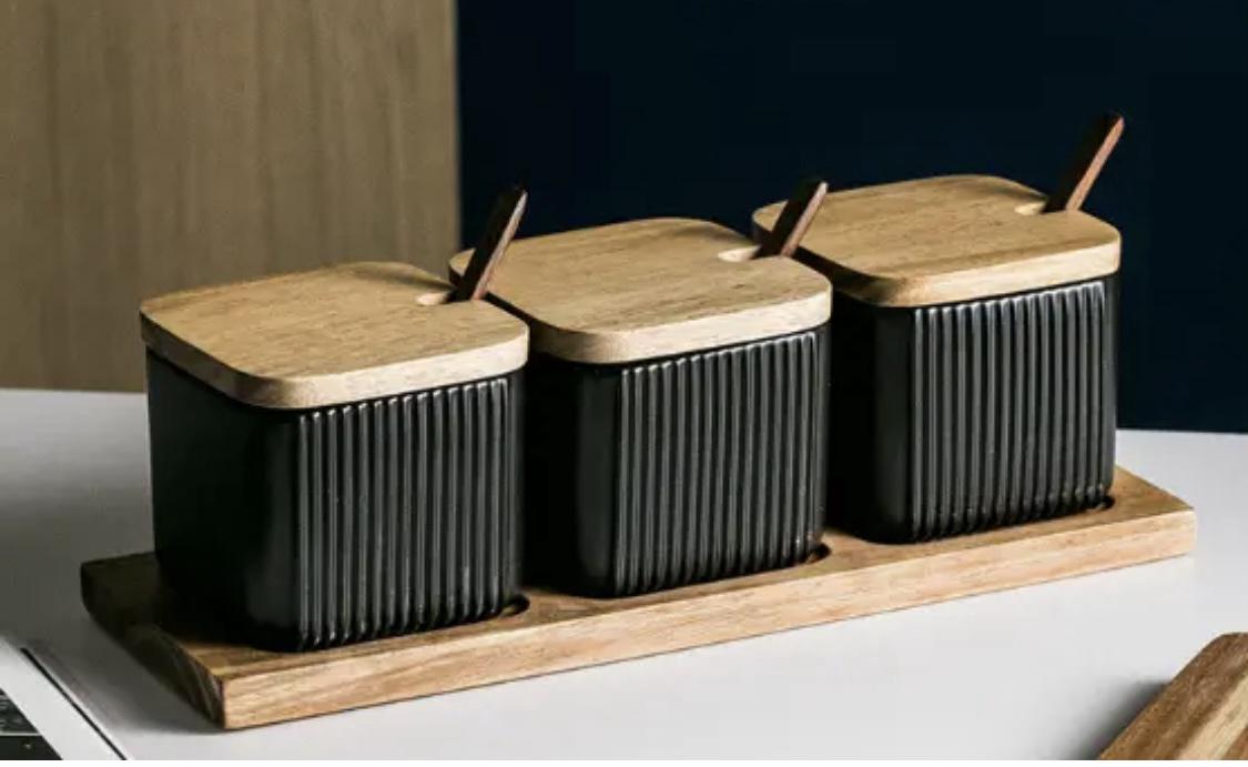 Набір керамічних ємностей з кришками для сипучих 3 шт. на підносі Чорний (70006) - фото 2 Набір керамічних ємностей з кришками для сипучих 3 шт. на підносі Чорний (70006) - фото 2