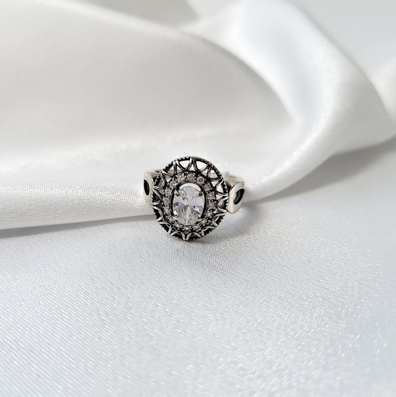 Кольцо овал в белых камнях серебро 925 пробы черненное 4,60 г р. 19,5 (71550б)