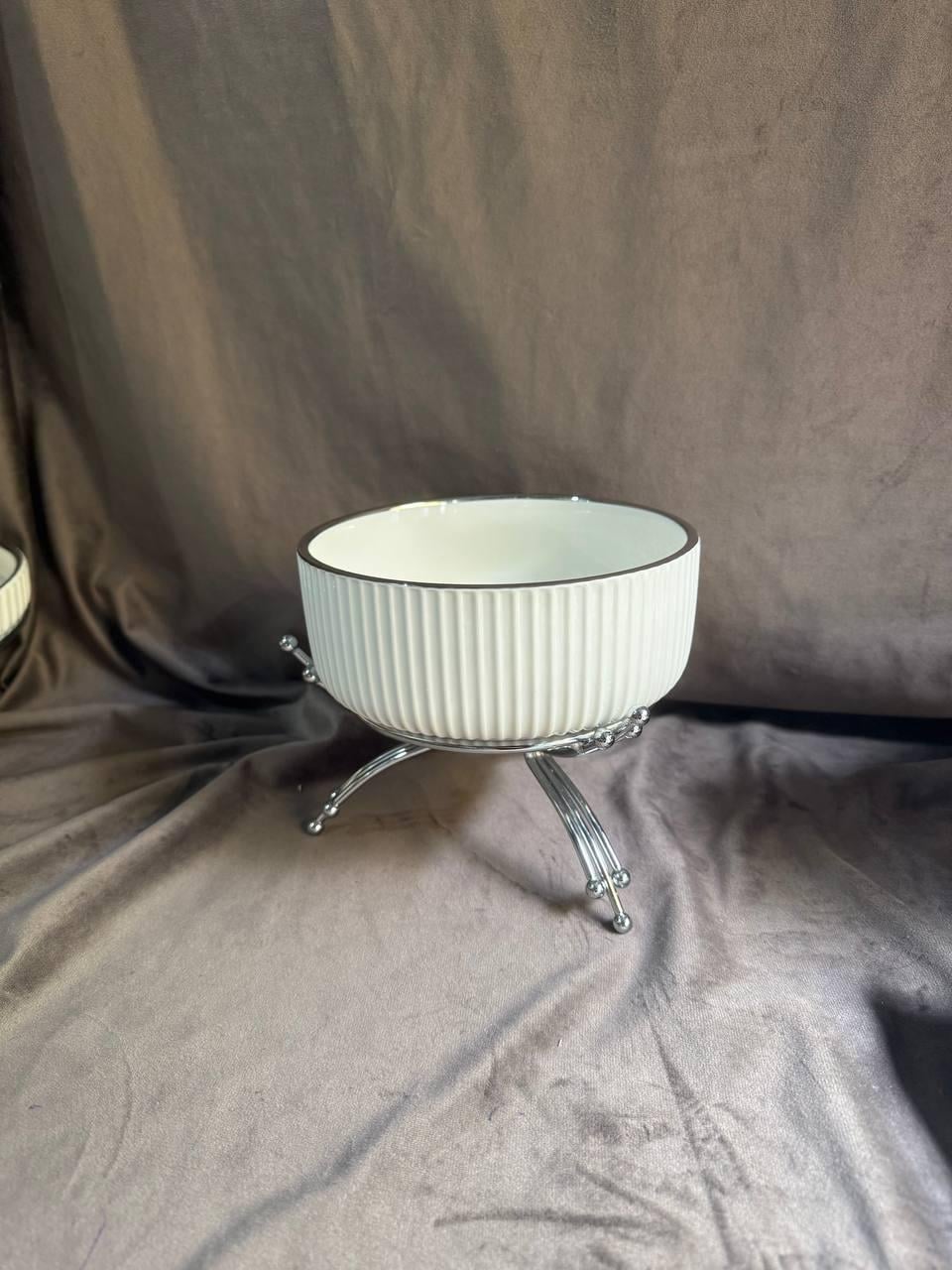 Салатница YIWU LB-1568S фарфоровая на металлической подставке 16 см Белый с серебряным (30104705)