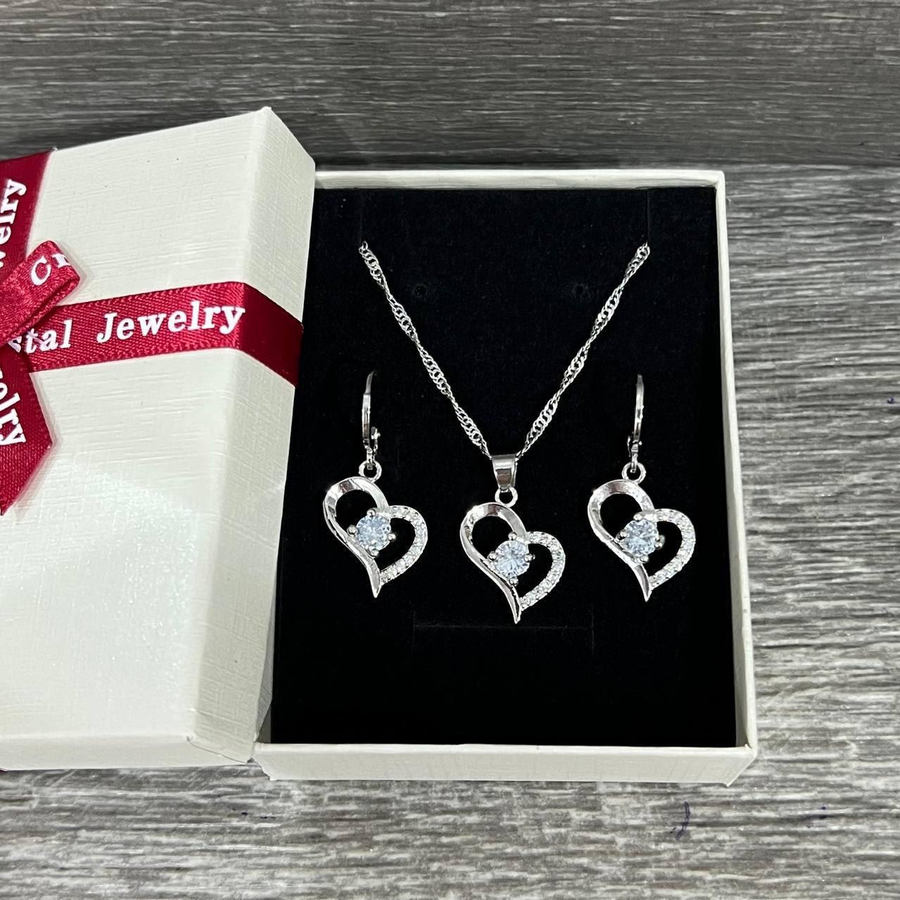 Набір прикрас сережки та кольє Xuping Jewelry срібне серце з іскрами цирконів ювелірний сплав у коробочці (16247) Набір прикрас сережки та кольє Xuping Jewelry срібне серце з іскрами цирконів ювелірний сплав у коробочці (16247)
