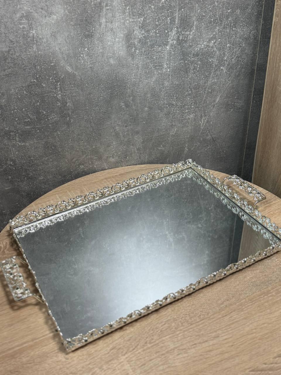 Таця Zeyve 38D метал та скло 42.5х31 см Сріблястий Таця Zeyve 38D метал та скло 42.5х31 см Сріблястий