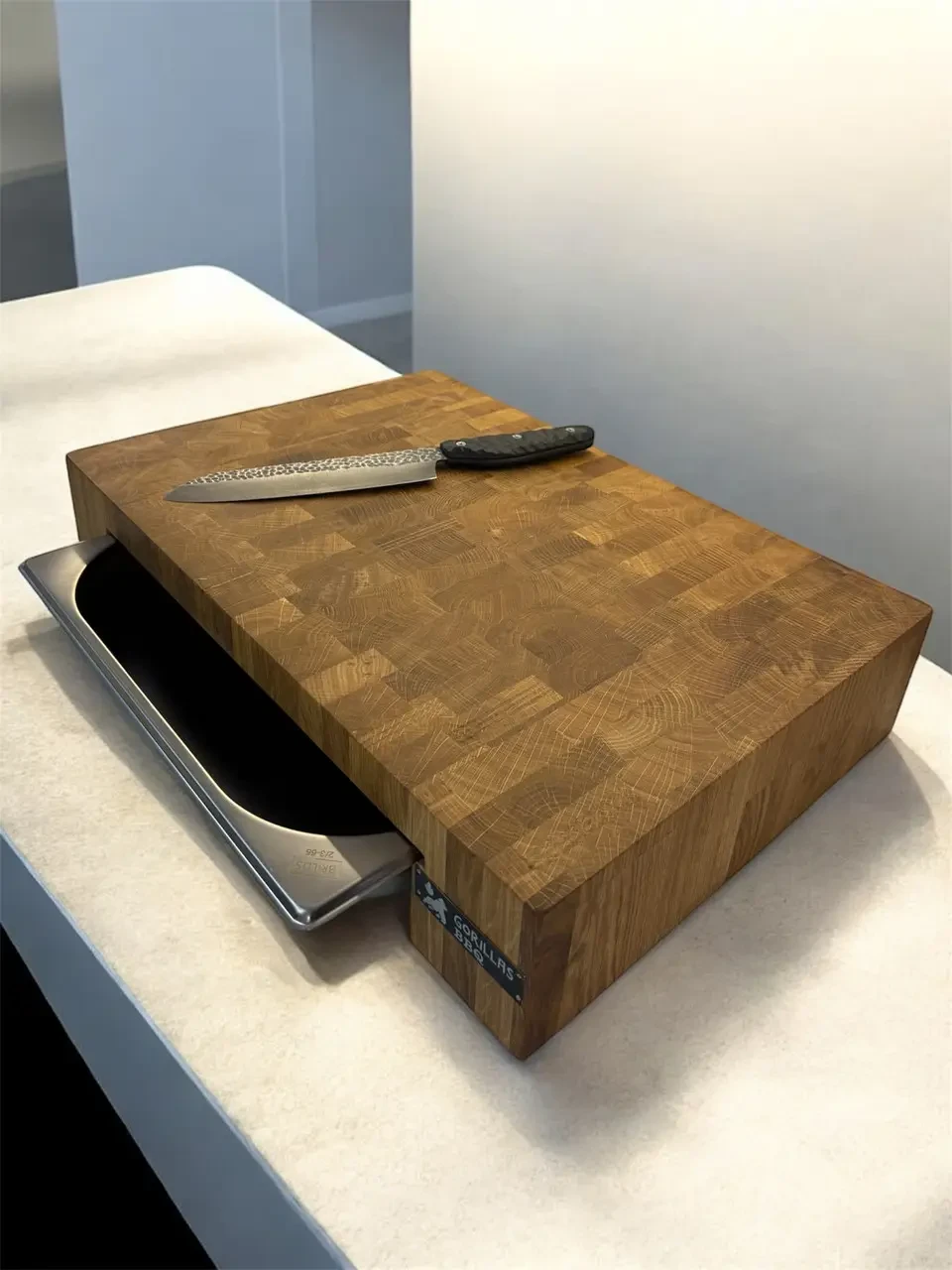 Дошка обробна торцева Gorillas BBQ дубова з піддоном 500х350х100 мм (27722398) - фото 4 Дошка обробна торцева Gorillas BBQ дубова з піддоном 500х350х100 мм (27722398) - фото 4