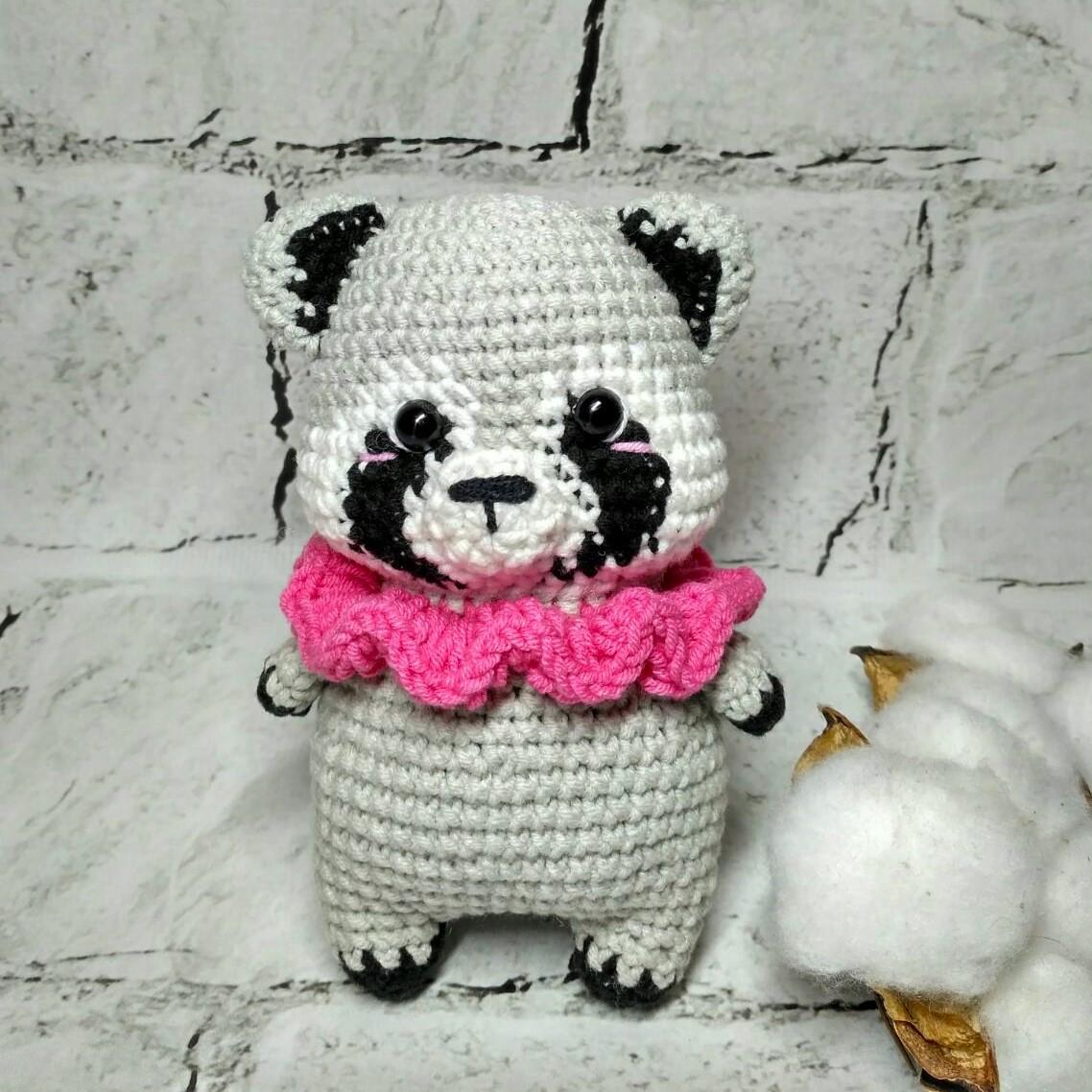 М'яка в'язана іграшка ручної роботи Єнот 14 см Сірий (202-80-2) - фото 1 М'яка в'язана іграшка ручної роботи Єнот 14 см Сірий (202-80-2) - фото 1