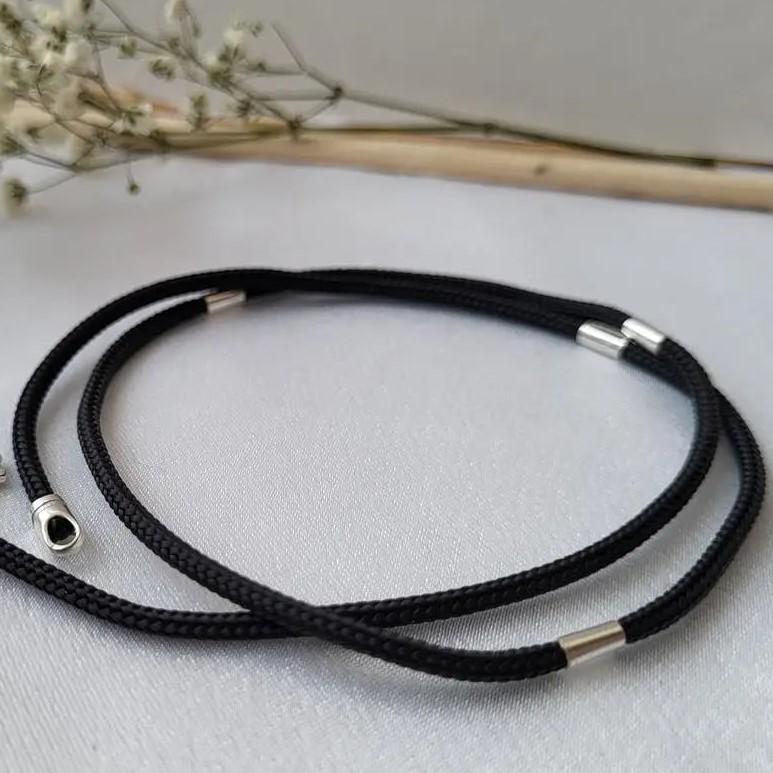 Шнурок на шею шелковый со вставками из серебра 50 см 925 проба 3 мм (3003/5) Шнурок на шею шелковый со вставками из серебра 50 см 925 проба 3 мм (3003/5)