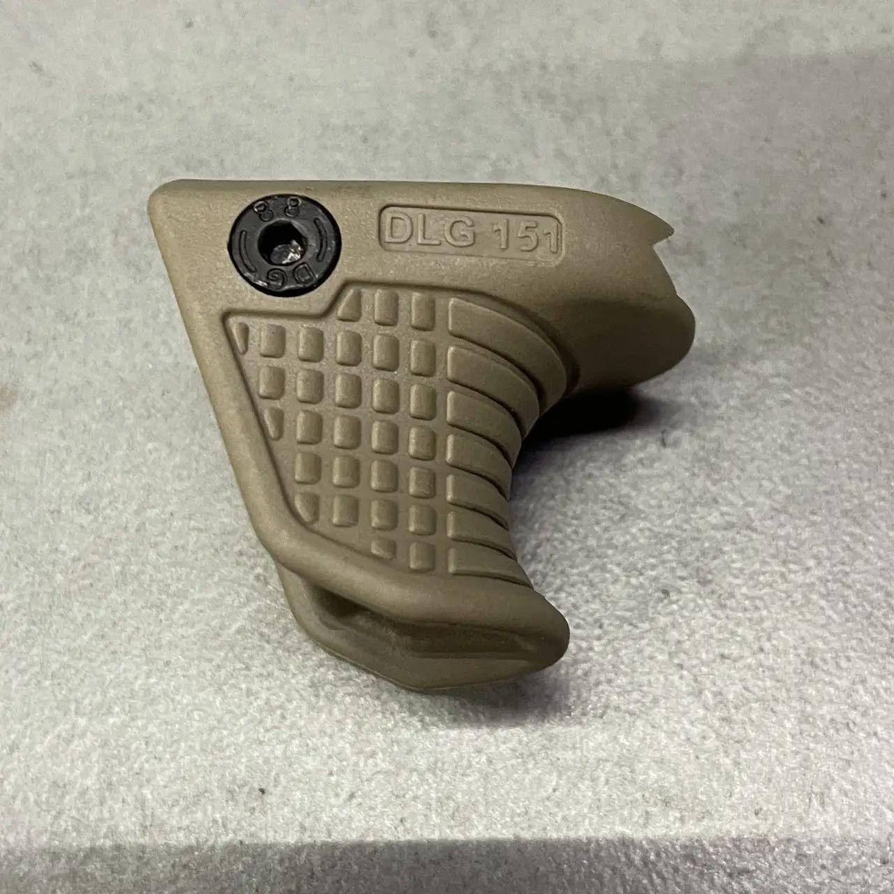 Рукоятка переноса огня DLG Tactical DLG-151 на Picatinny упор на цевье с гнездом для QD антабки Койот (242841) - фото 2 Рукоятка переноса огня DLG Tactical DLG-151 на Picatinny упор на цевье с гнездом для QD антабки Койот (242841) - фото 2