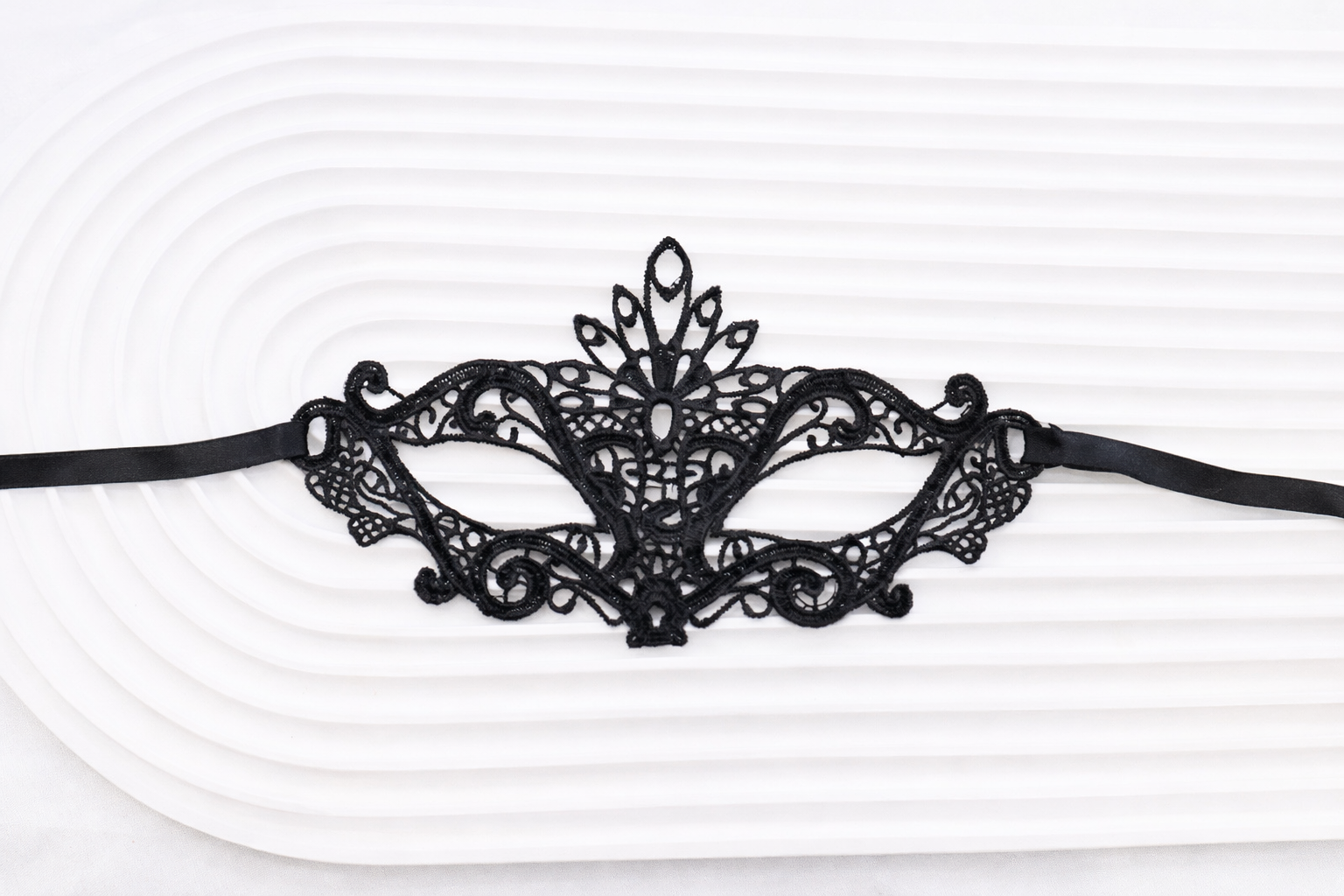 Маска карнавальная кружевная коронованная One size Черный (99755)