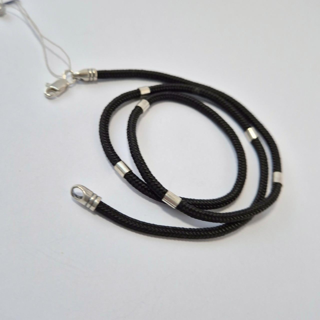 Шнурок ювелирный шелковый со вставками серебро 925 пробы 3,10 г 3 мм 60 см Черный (3005/1 60 глад 6 вст)