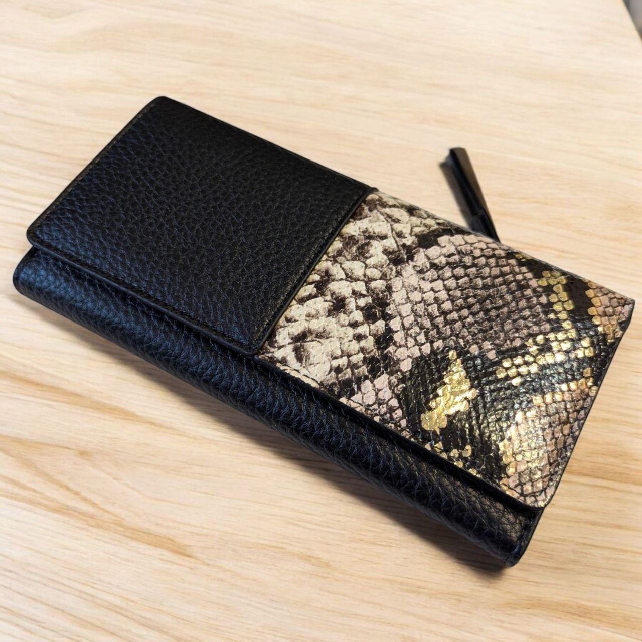 Гаманець жіночий на магніті із зовнішнім відділом для монет під рептилію Saralyn 19х9,5 см (2217А) Гаманець жіночий на магніті із зовнішнім відділом для монет під рептилію Saralyn 19х9,5 см (2217А)