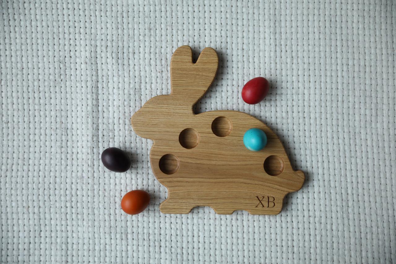 Подставка Кролик из дуба для кулича и 5 пасхальных яиц 33х32,5х2 см (WDE-11.2) - фото 4 Подставка Кролик из дуба для кулича и 5 пасхальных яиц 33х32,5х2 см (WDE-11.2) - фото 4