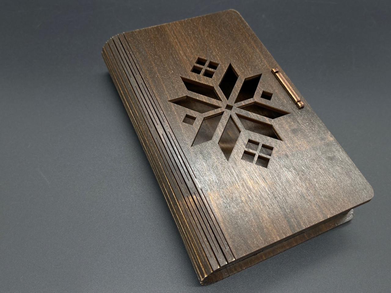 Шкатулка-купюрница из фанеры тонированная с резьбой 19х11,5х3,5 см (KF-017-35)