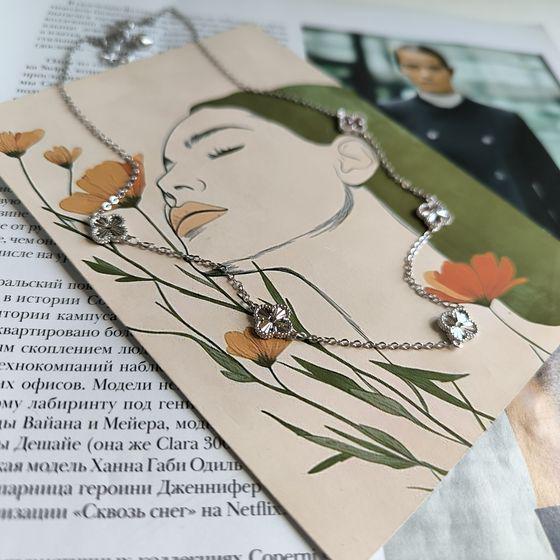 Колье серебряное с подвесками-четырехлистниками и фианитами 40-45 см