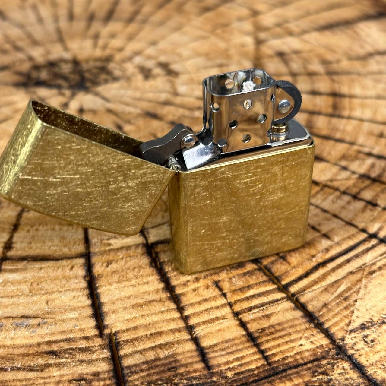 Зажигалка бензиновая ZIPPO Classic Street Brass в подарочной упаковке - фото 7 Зажигалка бензиновая ZIPPO Classic Street Brass в подарочной упаковке - фото 7
